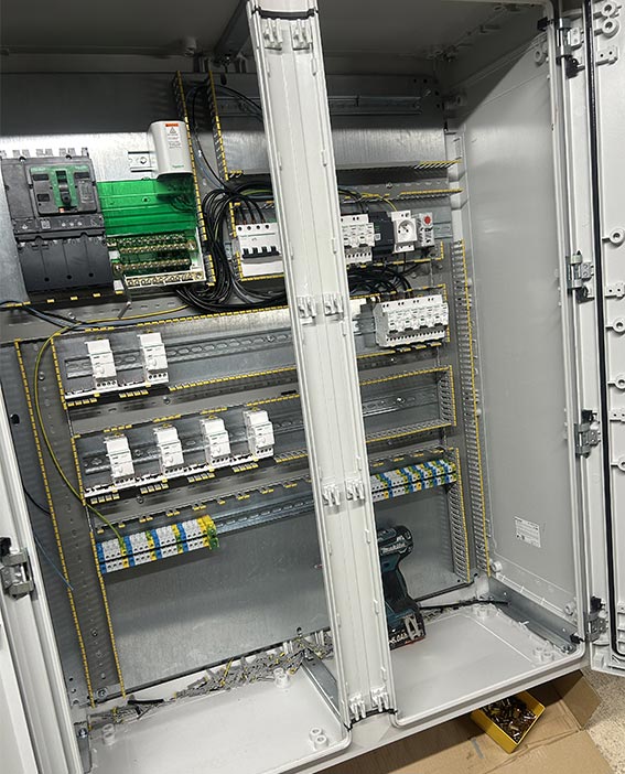 Câblage d'un tableau électrique dans une installation tertiaire
