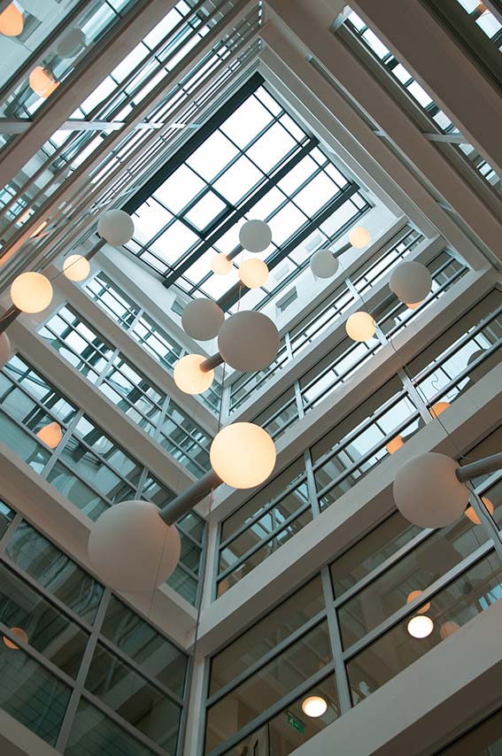 Suspentes et éclairages de bureaux, centre commercial
